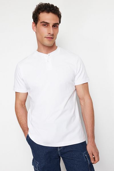 Trendyol Collection Weißes T-Shirt mit geknöpftem Richterkragen – Regular Fit TMNSS24PO00020