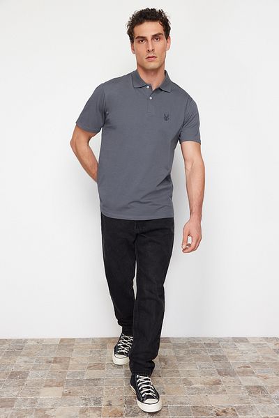 Trendyol Collection Antracitové tričko Polo s límcem s jelením vzorem – Regular Fit TMNSS24PO00027
