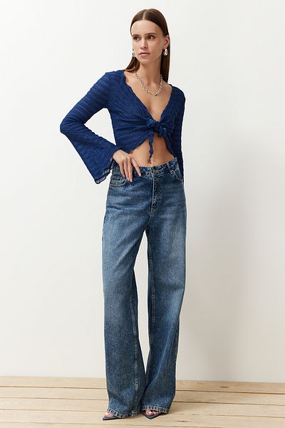 Trendyol Collection Indigová prémiová texturovaná vypasovaná/vypasovaná pružná pletená halenka s detailem vázání TWOSS24BZ00015