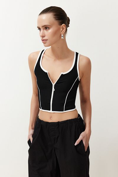 Trendyol Collection Černé zipové žebrované pružné pletené tílko TWOSS24AL00062