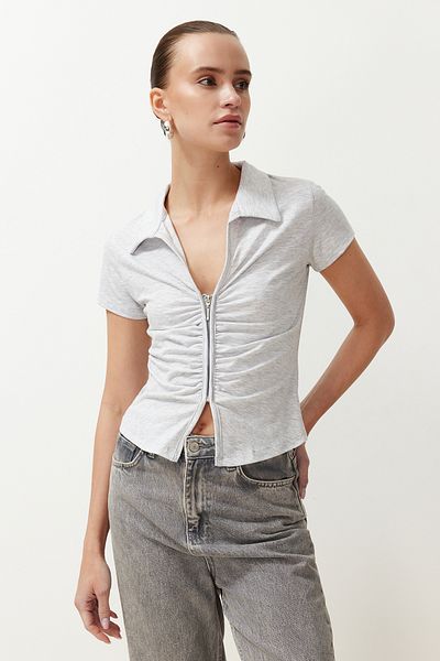 Trendyol Collection Šedá Melange Regular/Normal Fit Polo límec Shirring/Drape Podrobná pletená halenka na zip TWOSS24BZ00501