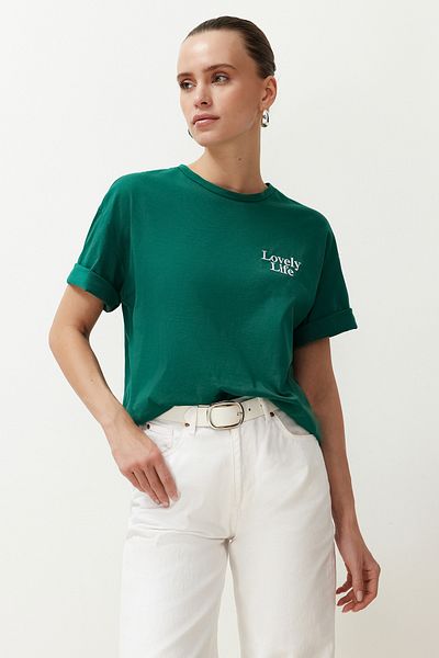 Trendyol Collection Μπλουζάκι Emerald Green Slogan printed 100% βαμβακερό - Λεπτομέρειες τσέπης, κανονική εφαρμογή TWOSS24TS00226