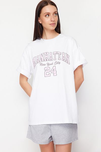 Trendyol Collection Weißes Set aus übergroßen, weit geschnittenen Strickshorts und T-Shirt mit Slogan-Aufdruck TWOSS24AU00036