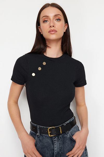 Trendyol Collection Schwarze, figurbetonte/figurbetonte Stretch-Strickbluse mit geripptem Knopfdetail TWOSS24BZ00536