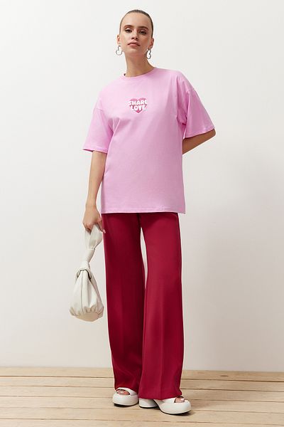 Trendyol Collection Rosafarbenes, übergroßes/bequemes gestricktes T-Shirt aus 100 % Baumwolle auf der Rückseite und der Vorderseite mit Herzmuster TWOSS24TS00236