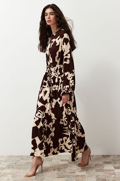 Trendyol Modest Braunes Crinkle-Webkleid mit großem Blumenmuster TCTSS24EB00238