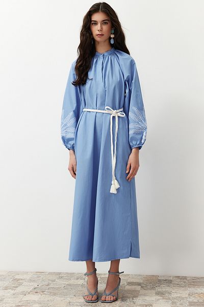 Trendyol Modest Vyšívané / vyšívané tkané šaty s modrým rukávem TCTSS24EB00213