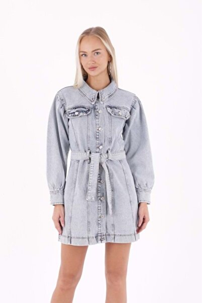 RICHMOST Önü Dekoratif Cepli ve Kuşaklı Balon Kol Düğmeli Kadın Kısa Kot Elbi...