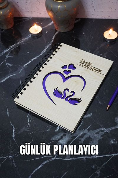 markcat Caiet de planificare zilnică A5 Swan Love Design cu copertă din lemn - Agenda fără timp-Caiet de planificare nedatată