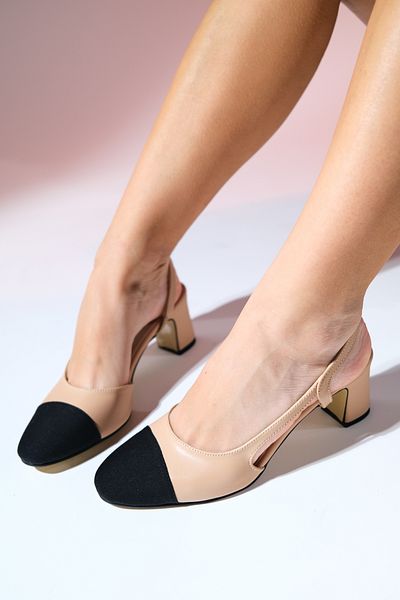 LuviShoes S3 Beige Skin Schwarze Sandalen mit geschlossener Spitze und dickem Absatz für Damen