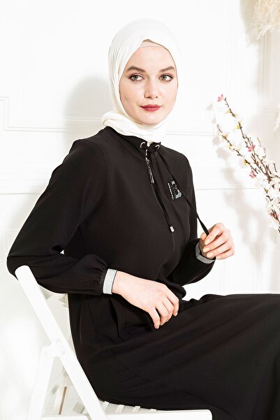 Beyza Banu Taş Işlemeli Broş Detaylı Siyah Ferace 3447