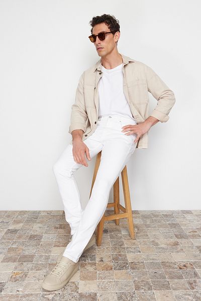 Trendyol Collection Weiße Slim-Fit-Jeans aus dünnem, dehnbarem Stoff TMNSS24JE00023