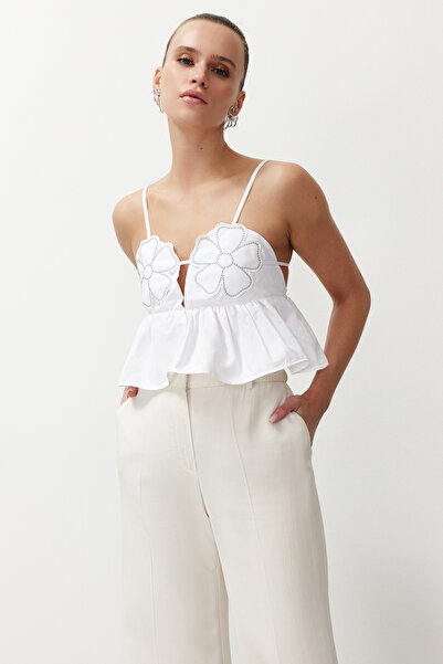 Trendyol Collection Λευκή Crop Μπλούζα με κέντημα λουλουδιών - TPRSS24BZ00030
