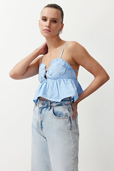 Trendyol Collection Světle modrá květinová vyšívaná plodinová halenka - TPRSS24BZ00030
