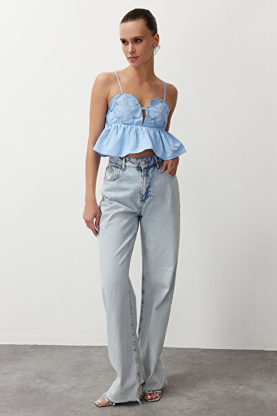 Trendyol Collection Světle modrá květinová vyšívaná plodinová halenka - TPRSS24BZ00030