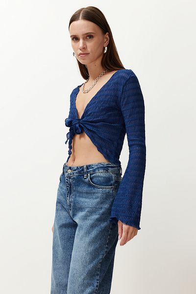 Trendyol Collection Indigová prémiová texturovaná vypasovaná/vypasovaná pružná pletená halenka s detailem vázání TWOSS24BZ00015