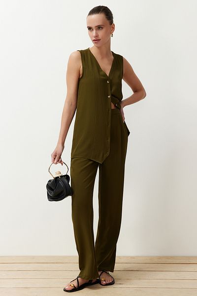 Trendyol Collection Khaki V-nyakú, széles szabású mellény és nadrág szett - gombokkal, TWOSS24AU00046