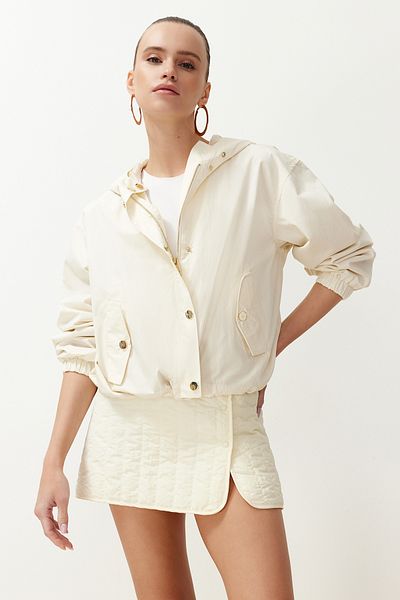 Trendyol Collection Übergroße, dünne Windjacke in Ecru - Twoss24mo00001