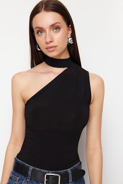 Trendyol Collection Enganliegende/taillierte Stretch-Strickbluse in Schwarz mit Halsbandkragen TWOSS24BZ00507