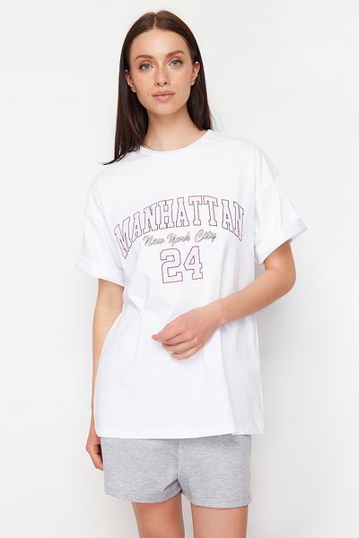 Trendyol Collection Weißes Set aus übergroßen, weit geschnittenen Strickshorts und T-Shirt mit Slogan-Aufdruck TWOSS24AU00036