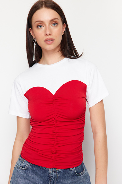 Trendyol Collection Piros színű blokkolt illeszkedő/testhezálló rövid ujjú, rugalmas kötött blúz ráncfelvarrással TWOSS24BZ00421