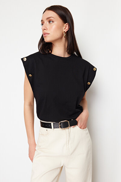 Trendyol Collection Černá 100% bavlna Knoflík Detailní vzhled vaty Základní Crew Výstřih Pletené tričko TWOSS23TS00016