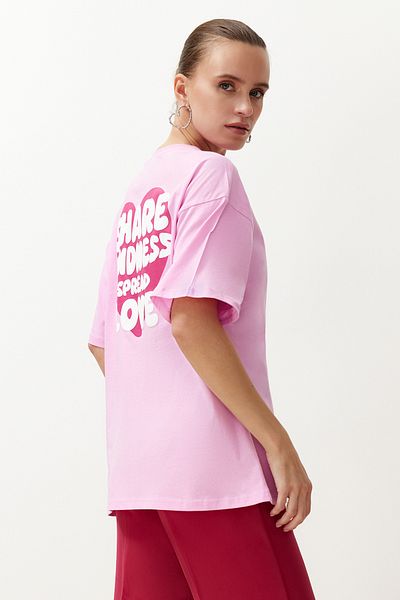 Trendyol Collection Rosafarbenes, übergroßes/bequemes gestricktes T-Shirt aus 100 % Baumwolle auf der Rückseite und der Vorderseite mit Herzmuster TWOSS24TS00236