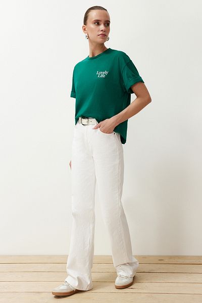 Trendyol Collection Μπλουζάκι Emerald Green Slogan printed 100% βαμβακερό - Λεπτομέρειες τσέπης, κανονική εφαρμογή TWOSS24TS00226