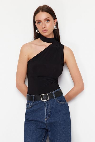 Trendyol Collection Enganliegende/taillierte Stretch-Strickbluse in Schwarz mit Halsbandkragen TWOSS24BZ00507