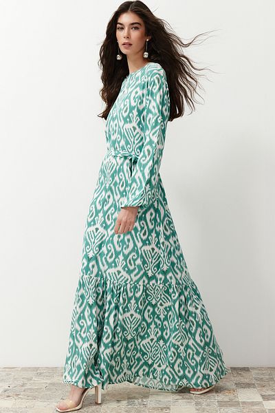 Trendyol Modest Vzorované tkané šaty se zeleným páskem - TCTSS24EB00240