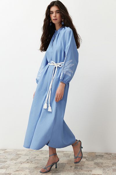 Trendyol Modest Vyšívané / vyšívané tkané šaty s modrým rukávem TCTSS24EB00213
