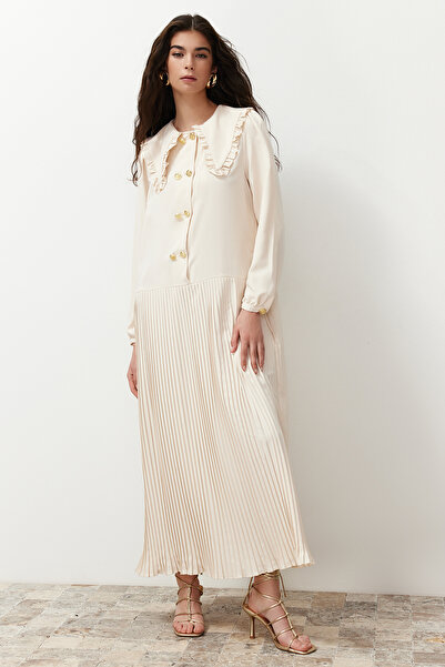 Trendyol Modest Μπεζ μωρό γιακά με χρυσό κουμπί με λεπτομερή πλισέ υφασμένο φόρεμα TCTSS24EB00196