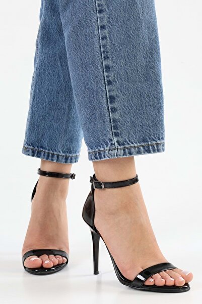 Shoeberry Дамски черни лачени обувки с ток с една каишка Lina