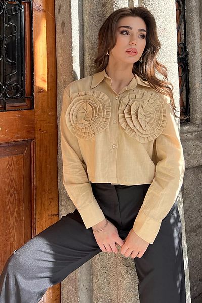 GÜLSELİ Cămașă crop top din in floral bej