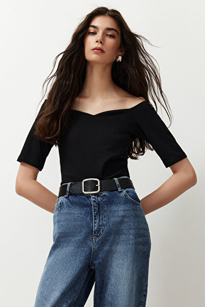 Trendyol Kollektion Schwarze, kurzärmlige Strickbluse mit Herzkragen und regu...