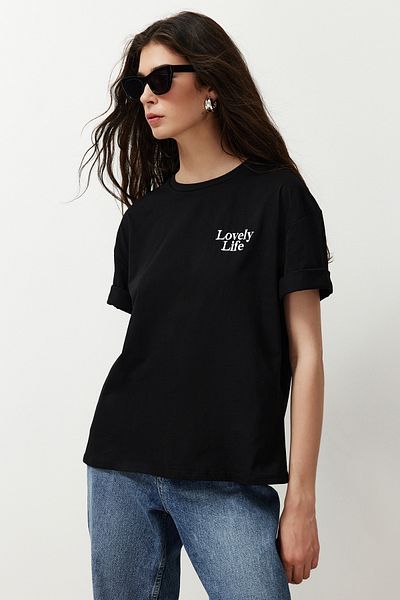 Trendyol Collection Tricou 100% bumbac cu slogan negru - Detaliu buzunar, croială normală TWOSS24TS00226