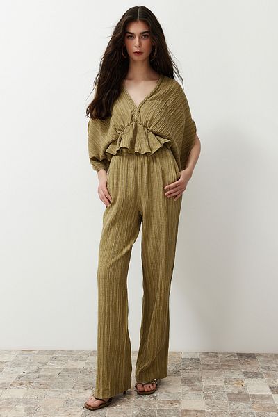 Trendyol Collection Khakifarbene Bluse mit Volant aus Strukturstoff TWOSS24BZ00480
