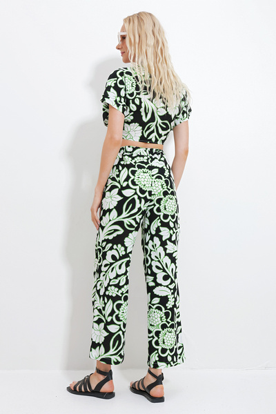 Trend Alaçatı Stili Damen-Set aus grün gemusterter, bauchfreier Bluse zum Binden und Taschenhose unten oben, gewebt, Set Alc-X11745