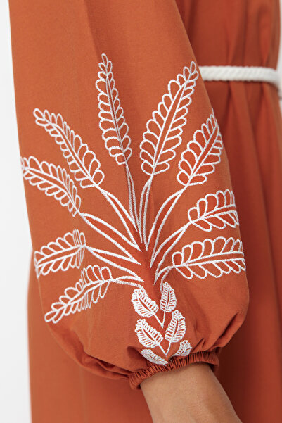 Trendyol Modest Vyšívané / vyšívané tkané šaty s balónkovým rukávem TCTSS24EB00213