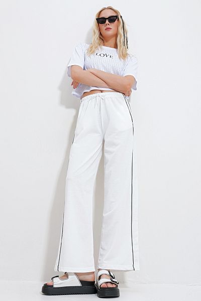 Trend Alaçatı Stili Weiße Damen-Jogginghose mit doppelten seitlichen Taschen und geripptem Bein und weitem Bein ALC-X11984