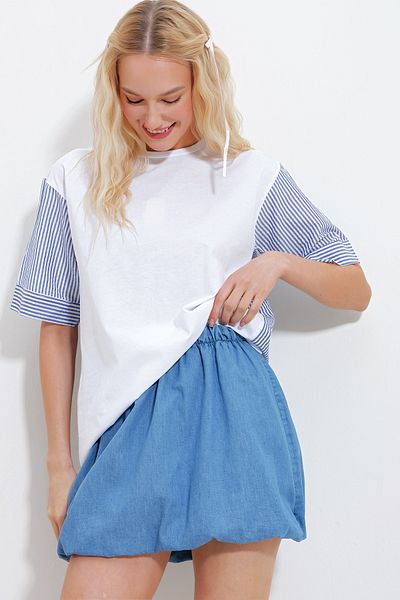 Trend Alaçatı Stili Weißes, gestreift verziertes Oversize-T-Shirt für Damen mit Rundhalsausschnitt ALC-X11962