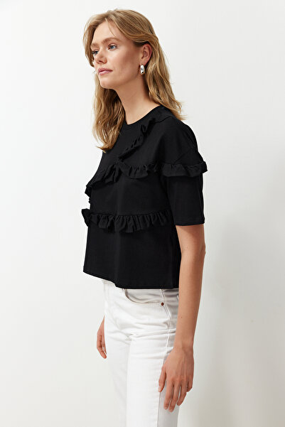 Trendyol Collection Černé 100% tlusté bavlněné tričko s volánky a pohodlným střihem s krátkým rukávem TWOSS24TS00232