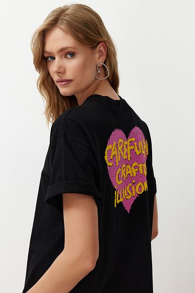 Trendyol Collection Schwarzes Strick-T-Shirt in Übergröße/weiter Passform aus 100 % Baumwolle mit geprägtem Aufdruck auf Vorder- und Rückseite TWOSS23TS00355