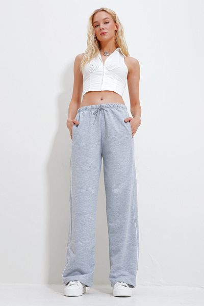 Trend Alaçatı Stili Graue Damen-Jogginghose mit doppelten seitlichen Taschen, gerippt und weitem Bein ALC-X11984
