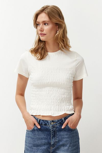 Trendyol Collection Ecru Elastic Fitted/Body-Sitting Crew Crew Pletená halenka TWOSS24BZ00455