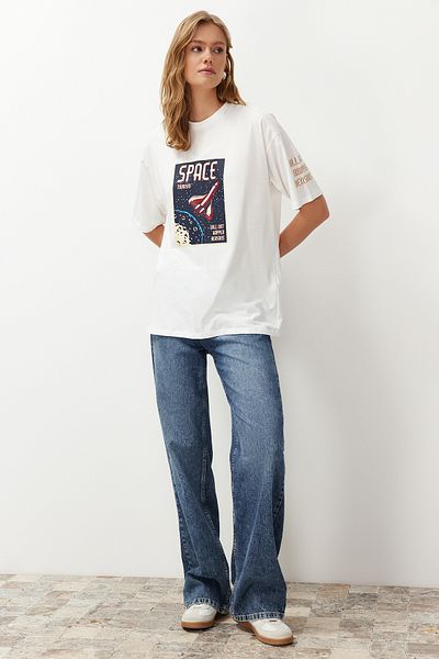 Trendyol Collection Ecru 100% bavlna Space Printed Oversize/Wide Fit Pletené tričko TWOSS21TS3663