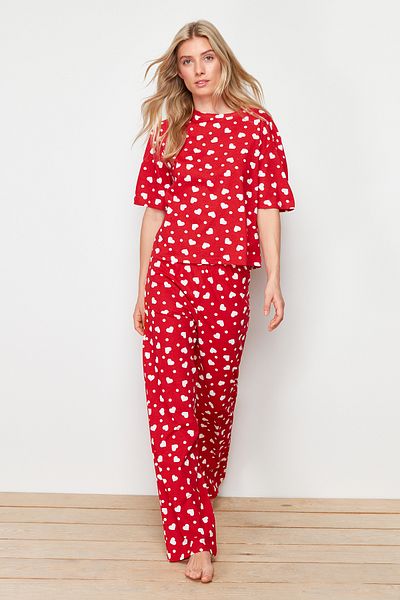 Trendyol Collection Rotes Herz-Strick-Pyjama-Set aus 100 % Baumwolle THMSS24PT00372