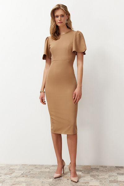 Trendyol Collection A-vonalú Mink Midi ruha - Redős részlet az ujján, ceruzaszoknya szőtt TWOSS24EL00659
