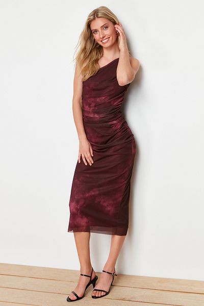 Trendyol Collection Weinrotes, einärmliges, figurbetontes Midi-Bleistiftkleid aus flexiblem Strick und Tüll mit Accessoire-Details TWOSS24EL00174