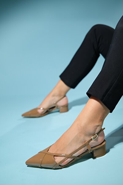 LuviShoes Dámské sandály na nízkém podpatku z hnědé lakované kůže STEVE